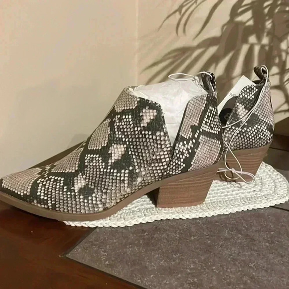 Universal Thread NWT Women’s 8 Snakeskin Faux Leather Ankle Boots - Picture 3 of 9